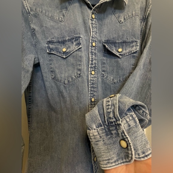 Men’s  Abercrombie & Fitch Light Blue Denim Button Down Shirt - Picture 4 of 4